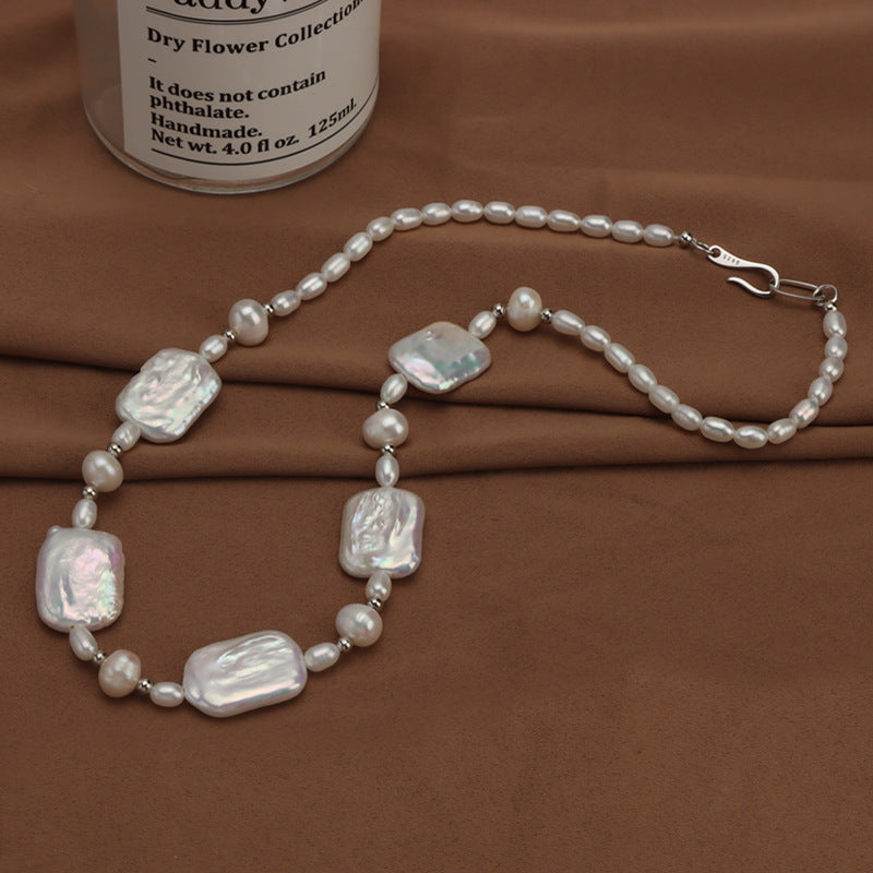 ZAYCAN Baroque Art Pearl Necklace zamonaviy va modali bo'lib, tabiiy shirin suv marvaridlari bilan bezatilgan vintage barg dizayniga ega. Ushbu aksessuar har qanday kiyimga vintage uslub qo'shadi va banketlar, to'ylar yoki sifatida mukammaldir.