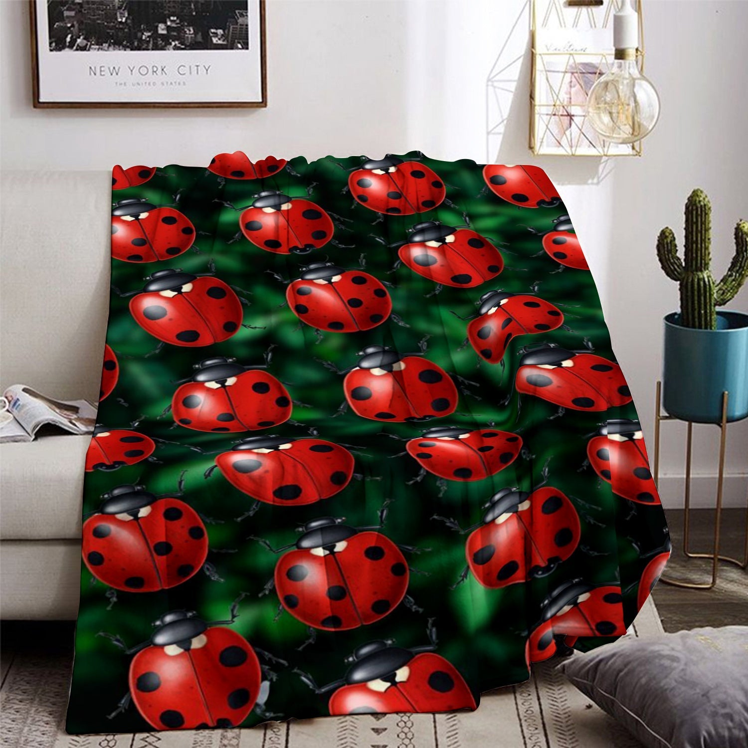 Ladybug Print Flannel Throw Blanket for Sofa Bed Travel All-Season Lightweight Polyester Knit