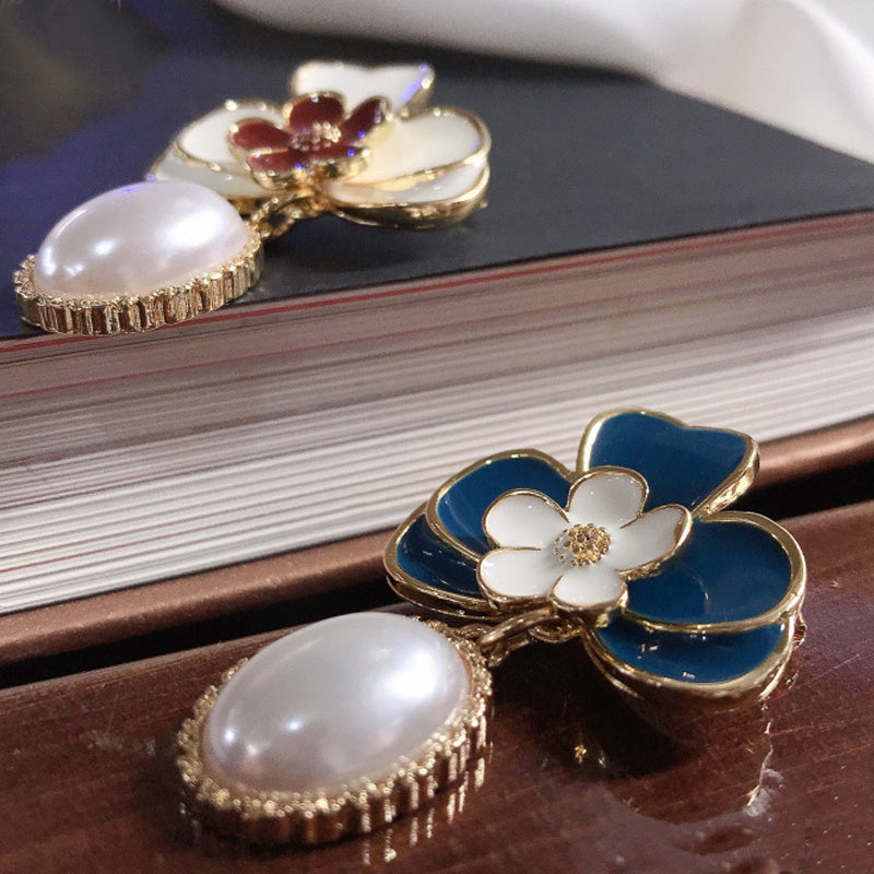 Women's Floral Brooch with Baroque Design for Party Outfits