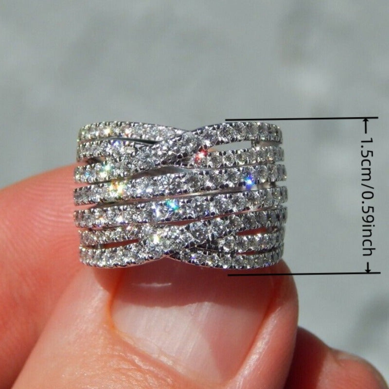 Ayollar uchun ajoyib keng yuzli uzuk, nozik va hashamatli ko'p qatlamli o'zaro bog'langan dizaynga ega. Ushbu va'da uzuki, ayollar uchun har kuni oddiy partiyalarda taqish uchun mukammal yubiley sovg'asi.