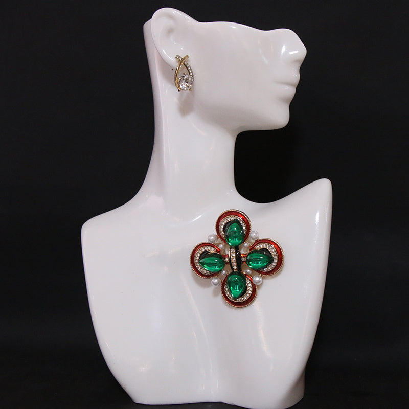 "Vintage Rhinestone Brooch Pin G'arbiy Xoch Dizayni, Shisha Marvaridlar va Noaniq Shakllar bilan bezatilgan, Hashamatli va Nafis Saroydan ilhomlangan Ko'rinish uchun"