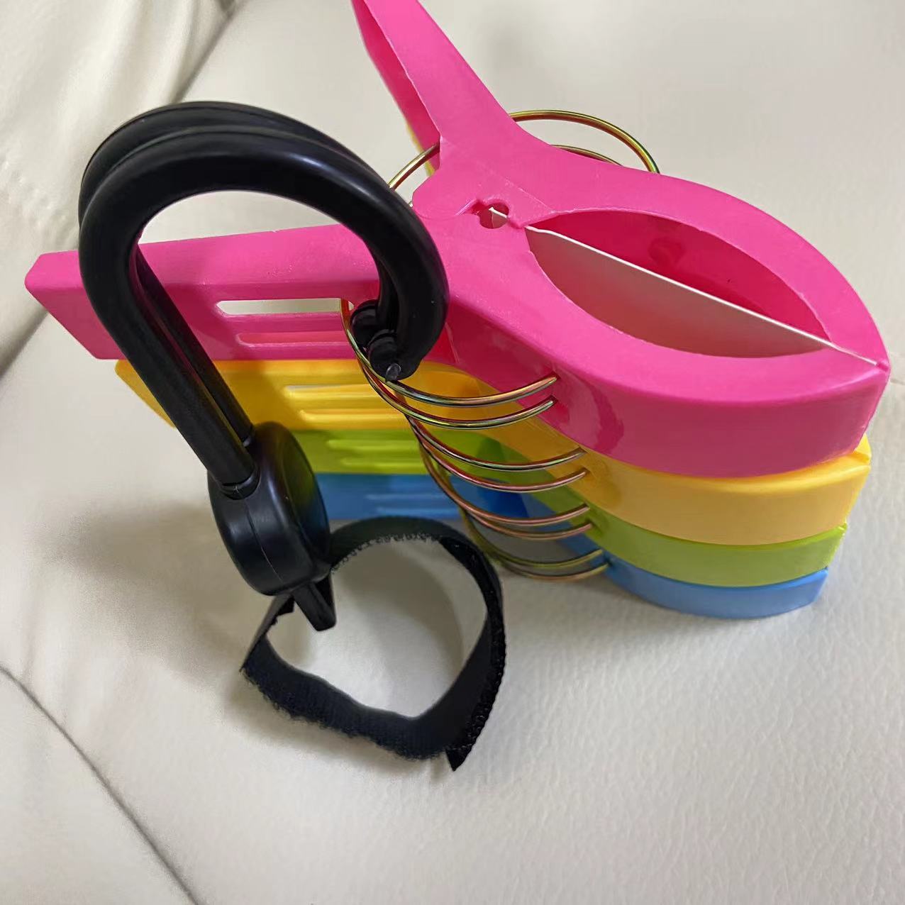 5 dona to'plami, jumladan, sumka qisqichlari, kiyimlar uchun sochiq quritish qisqichlari va paypoqlar va ichki kiyimlar uchun tutqichlar.