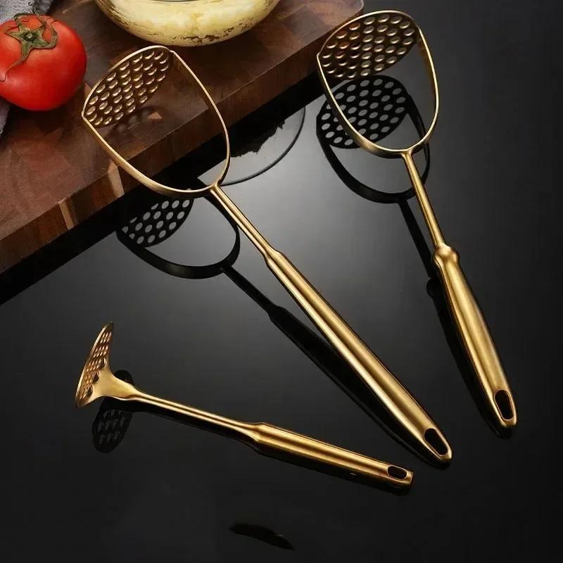 Zanglamaydigan po'latdan yasalgan qo'lda kartoshka maydalagich, sarimsoq bosgich va qovoq maydalagich bilan.