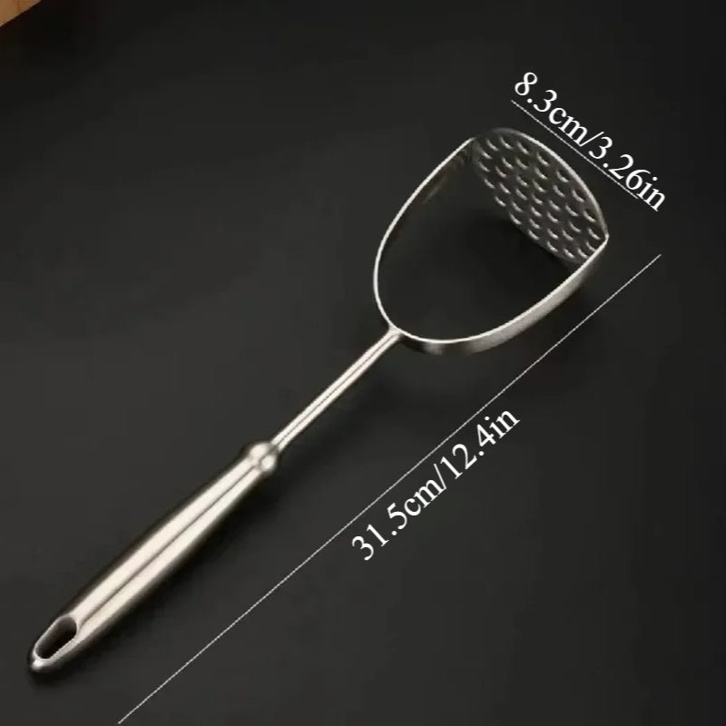 Zanglamaydigan po'latdan yasalgan qo'lda kartoshka maydalagich, sarimsoq bosgich va qovoq maydalagich bilan.