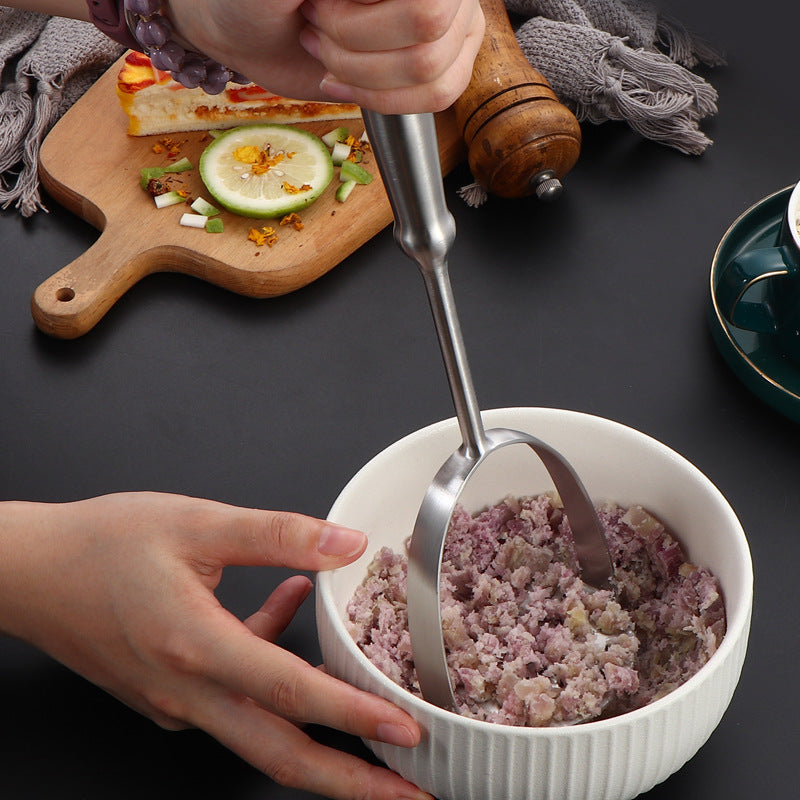 Zanglamaydigan po'latdan yasalgan qo'lda kartoshka maydalagich, sarimsoq bosgich va qovoq maydalagich bilan.