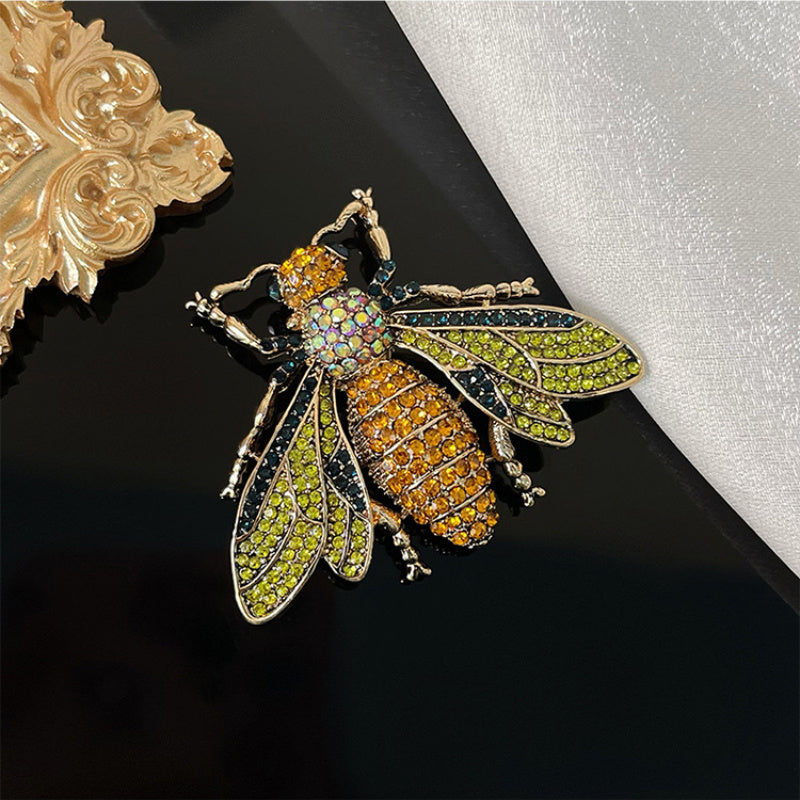 Ajoyib hasharot broshasi, vintage uslubidagi dizayn va porloq rhinestone'lar bilan - rasmiy kiyimlar uchun nozik hayvon pin
