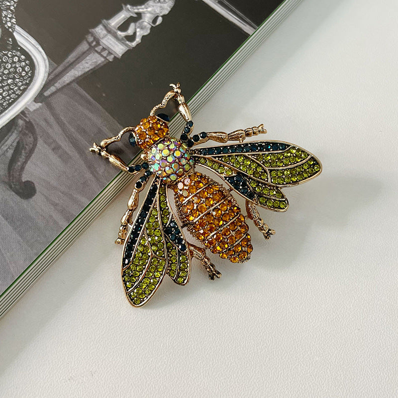 Ajoyib hasharot broshasi, vintage uslubidagi dizayn va porloq rhinestone'lar bilan - rasmiy kiyimlar uchun nozik hayvon pin