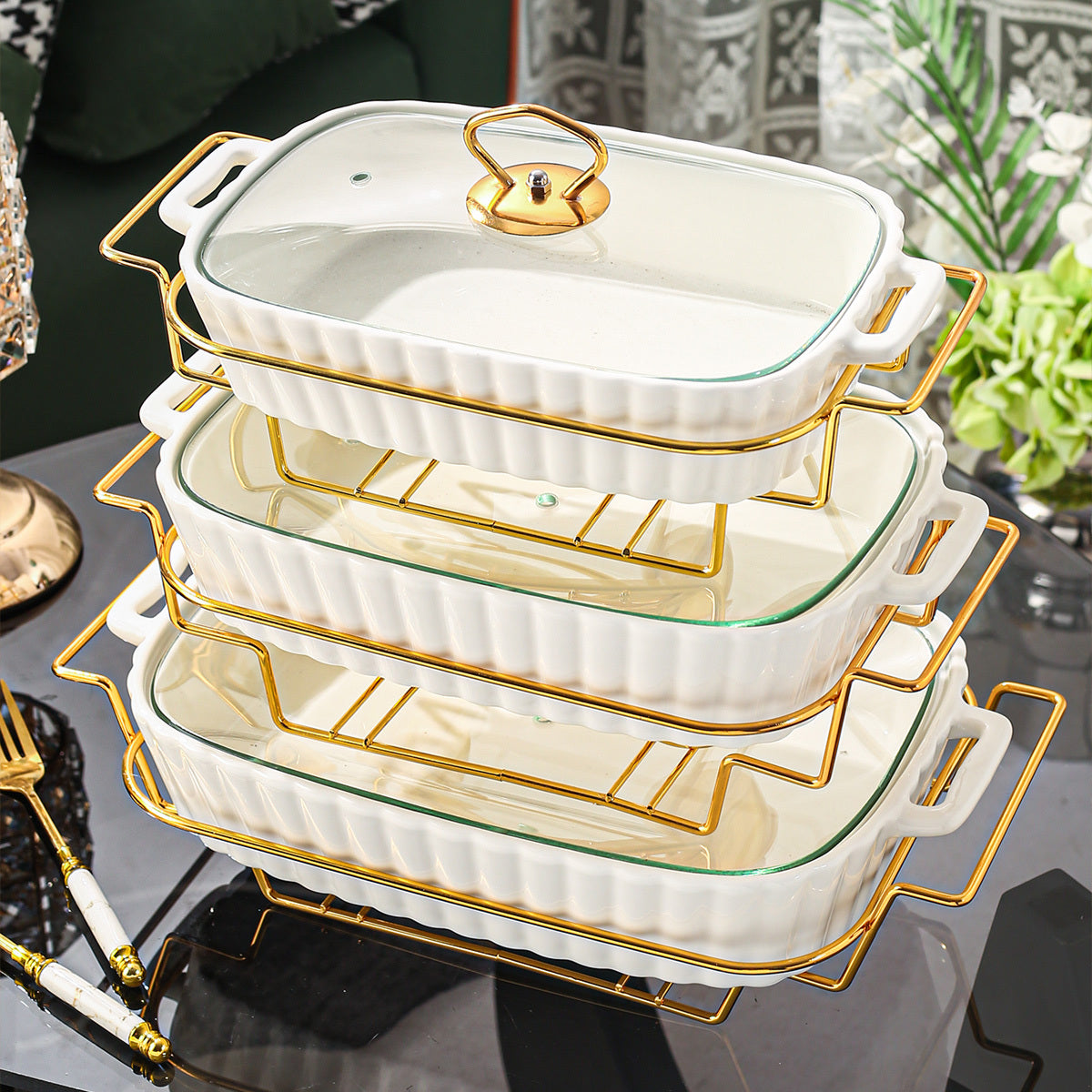 Qopqog'li va temir rack bilan keramik qovurilgan idish, pishirish va xizmat qilish uchun