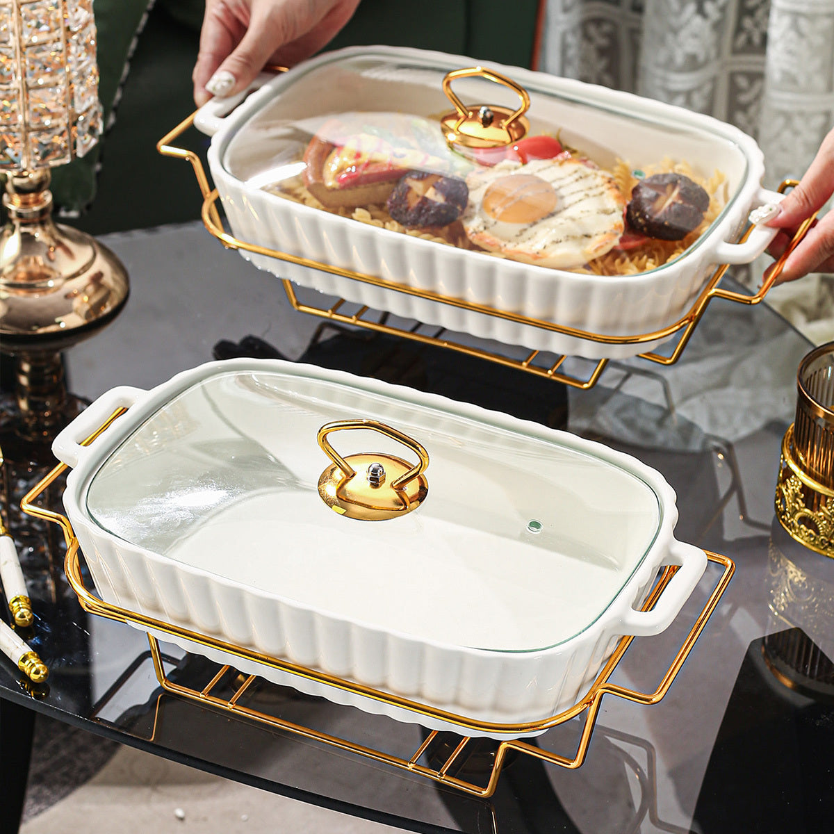 Qopqog'li va temir rack bilan keramik qovurilgan idish, pishirish va xizmat qilish uchun