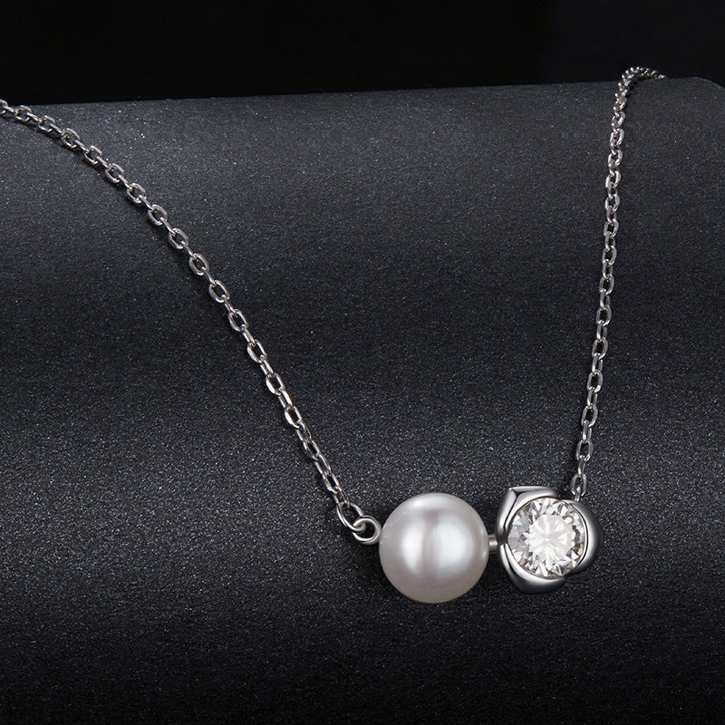 925 Sterling Silver + Moissanite toshi + Tabiiy shirin suv marvaridlari + Elektroplitalangan oq oltin pendant zanjiri, atirgul gullari dizayni bilan. Ayollar uchun nafis zargarlik sovg'asi, 2.3g sof kumush.