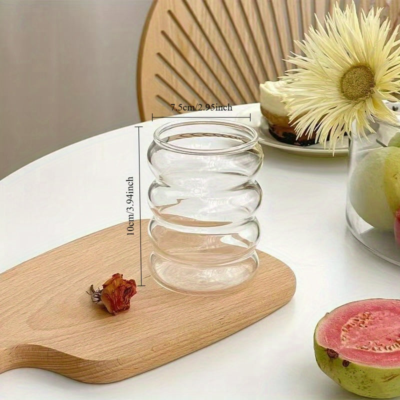 Две стильные толстостеклянные чашки для молока и кофе, идеально подходящие для домашнего использования. Эти чашки многоразовые и прочные, что делает их прекрасным дополнением к вашей кухне.