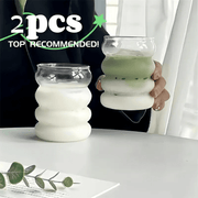 Две стильные толстостеклянные чашки для молока и кофе, идеально подходящие для домашнего использования. Эти чашки многоразовые и прочные, что делает их прекрасным дополнением к вашей кухне.