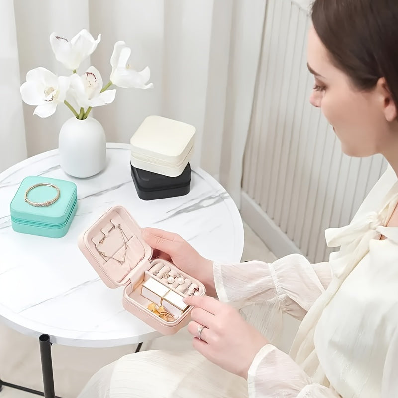 Zipperli va ajratiladigan bo'laklari bilan suv o'tkazmaydigan PU zargarlik tashkilotchisi. Halqalar, marjonlar, soatlar va taqinchoqlar uchun ideal. Rojdestvo yoki Halloween uchun mukammal sovg'a. Sayohat va saqlash uchun ajoyib.