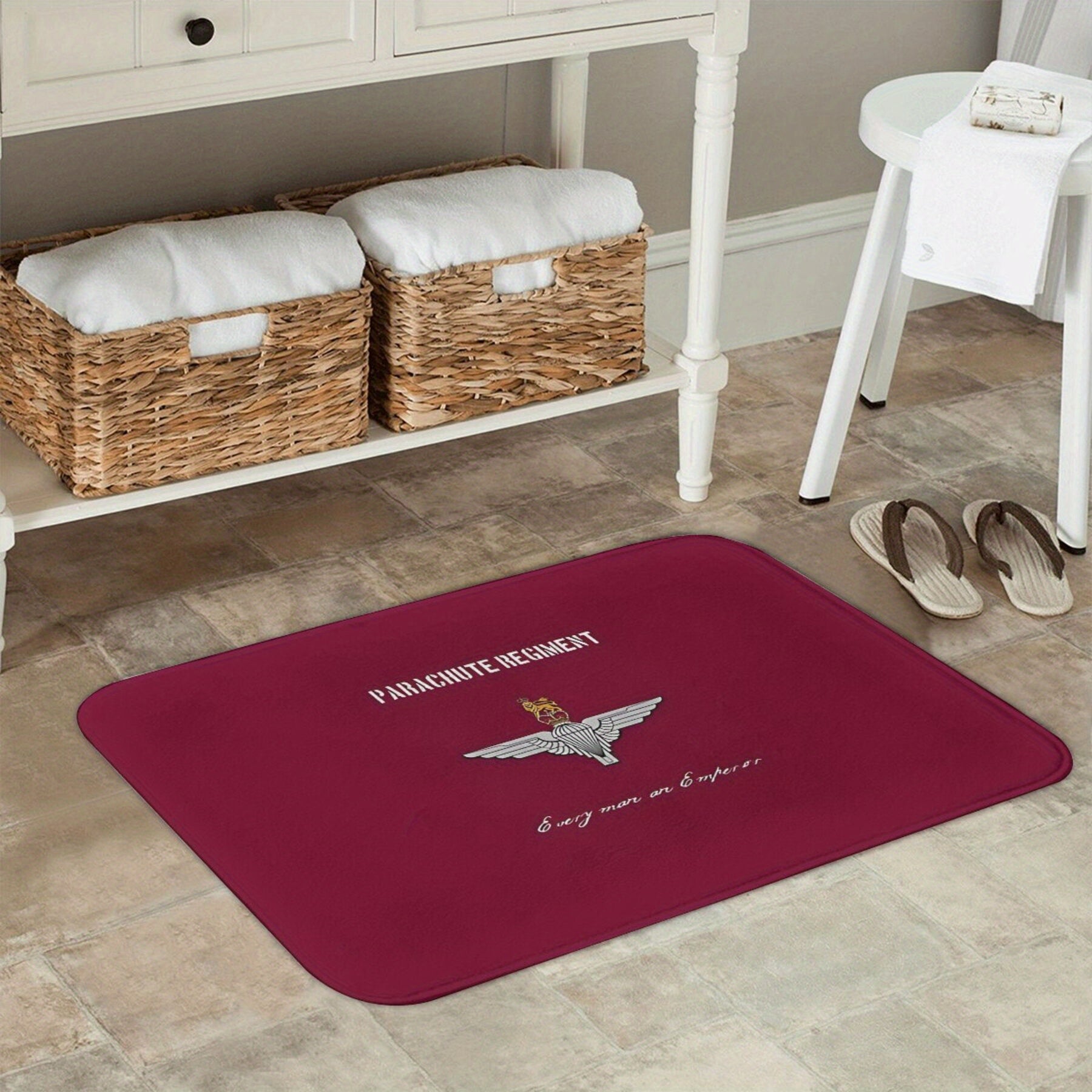 Mashina yuvish mumkin bo'lgan polyester eshik mato, Parachute Regiment emblemasi bilan. Ushbu engil, sirpanmaydigan to'rtburchakli kirish mato oshxona, balkon yoki kirish joyida ichki yoki tashqi foydalanish uchun mukammaldir.