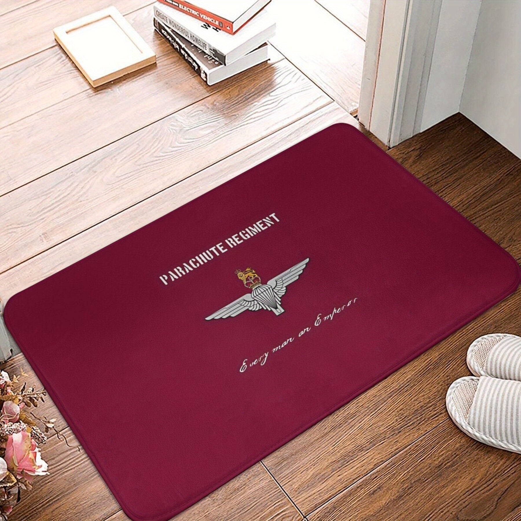 Mashina yuvish mumkin bo'lgan polyester eshik mato, Parachute Regiment emblemasi bilan. Ushbu engil, sirpanmaydigan to'rtburchakli kirish mato oshxona, balkon yoki kirish joyida ichki yoki tashqi foydalanish uchun mukammaldir.