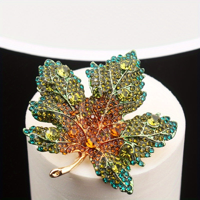 Vintage uslubidagi rhinestone qizil yaproq dizayniga ega brosh, qotishma materialdan tayyorlangan, notekis shaklda va hashamatli ko'rinish uchun to'liq olmos aksentlari bilan bezatilgan.