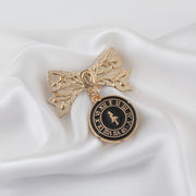 Vintage Evropa uslubidagi Alice Pearl Brooch Alloy noaniq shakli hashamatli dizayndagi zargarlik buyumlari ayollar uchun