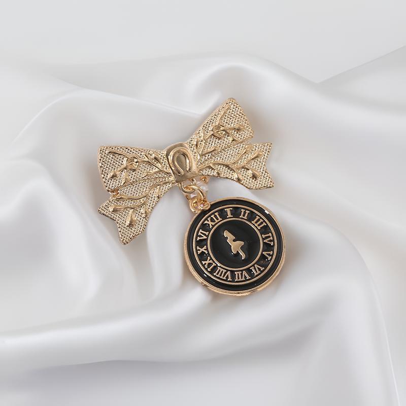 Vintage Evropa uslubidagi Alice Pearl Brooch Alloy noaniq shakli hashamatli dizayndagi zargarlik buyumlari ayollar uchun