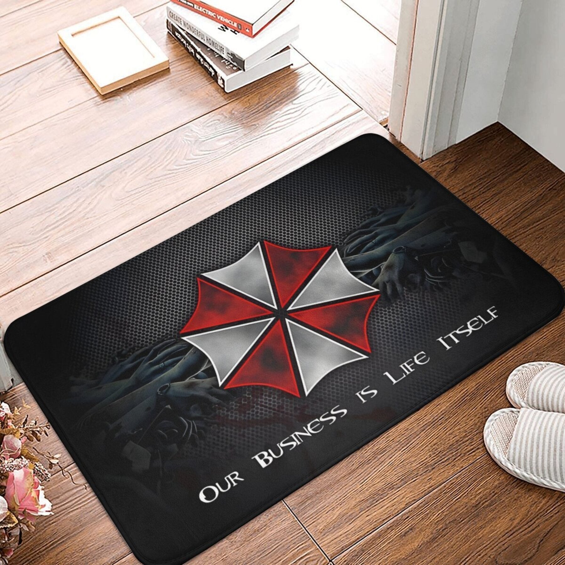 Uy bezaklari gilami - yengil polyester to'rtburchak mato hammom, oshxona, balkon uchun - mashinada yuvish mumkin, sirpanmaydigan - Umbrella Corporation logotipi bilan.