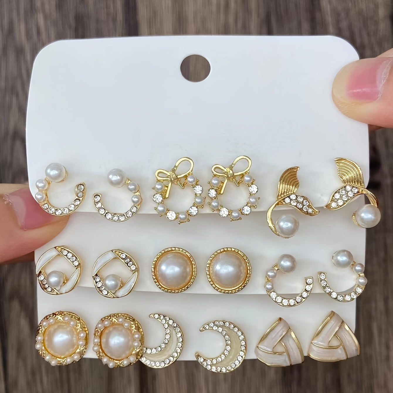 Oltin quloq bilaguzuklari, oy, kamon va suv parisi dumlari dizayni bilan. Imitatsiya marvarid va rux qotishmasidan tayyorlangan, kundalik va bayram kiyimlari uchun mos.