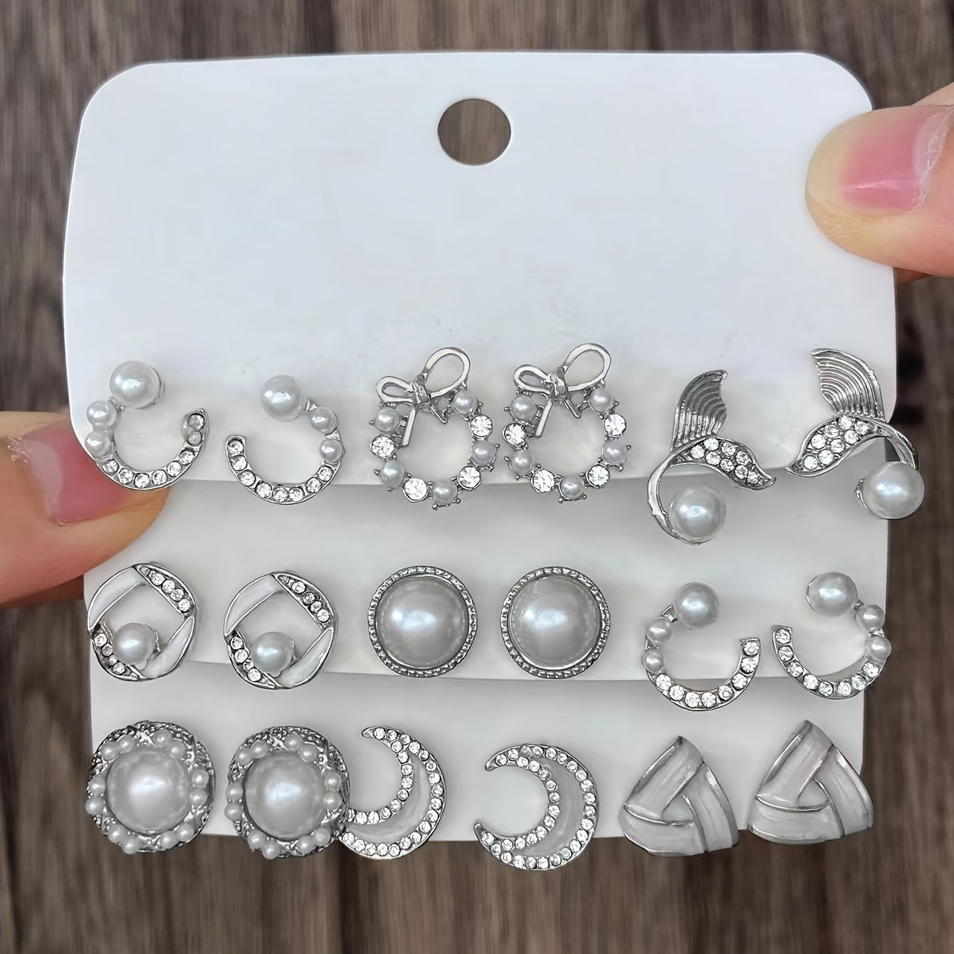 Oltin quloq bilaguzuklari, oy, kamon va suv parisi dumlari dizayni bilan. Imitatsiya marvarid va rux qotishmasidan tayyorlangan, kundalik va bayram kiyimlari uchun mos.