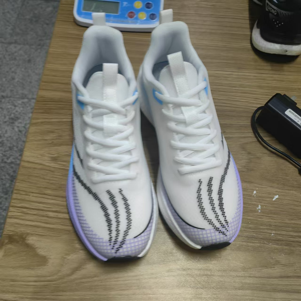 Zapatillas de running ligeras para hombre con placa de carbono, tela transpirable y amortiguación que absorbe los golpes