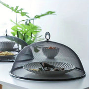 Ichki va tashqi stol uchun mo'ljallangan zanglamas po'latdan yasalgan mesh oziq-ovqat qopqog'i, oshxona saqlash va tashkil etish uchun ideal. Shuningdek, u idish konteynerlari va boshqa oshxona aksessuarlarining qopqog'i sifatida ham ishlatilishi mumkin.