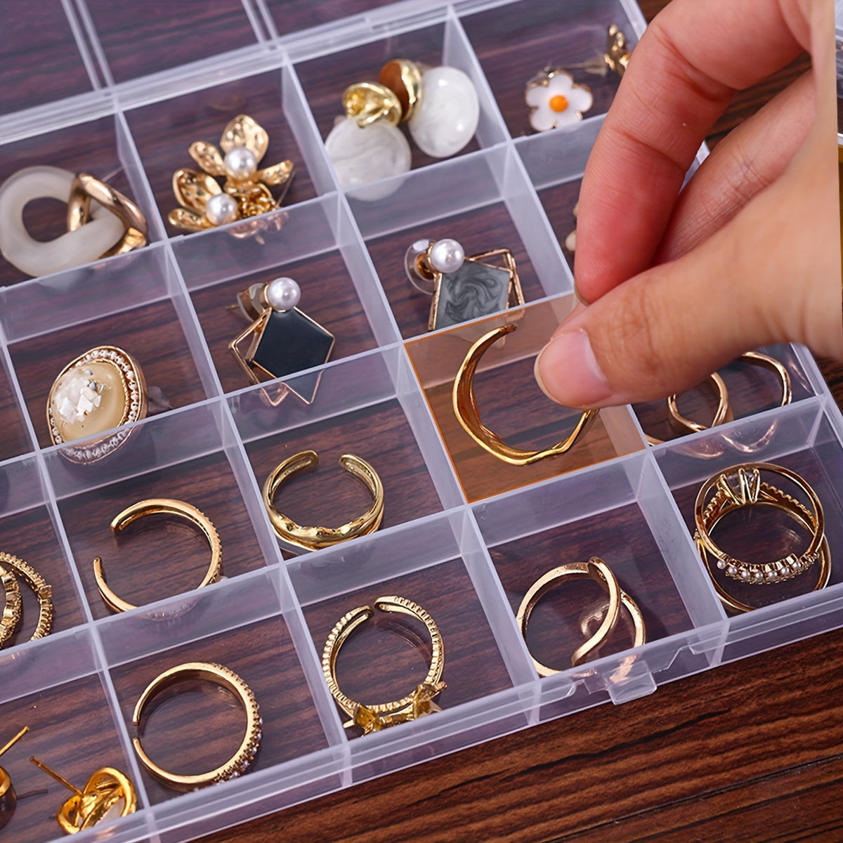 Caja organizadora de joyas de plástico con 28 compartimentos para anillos, pendientes y collares