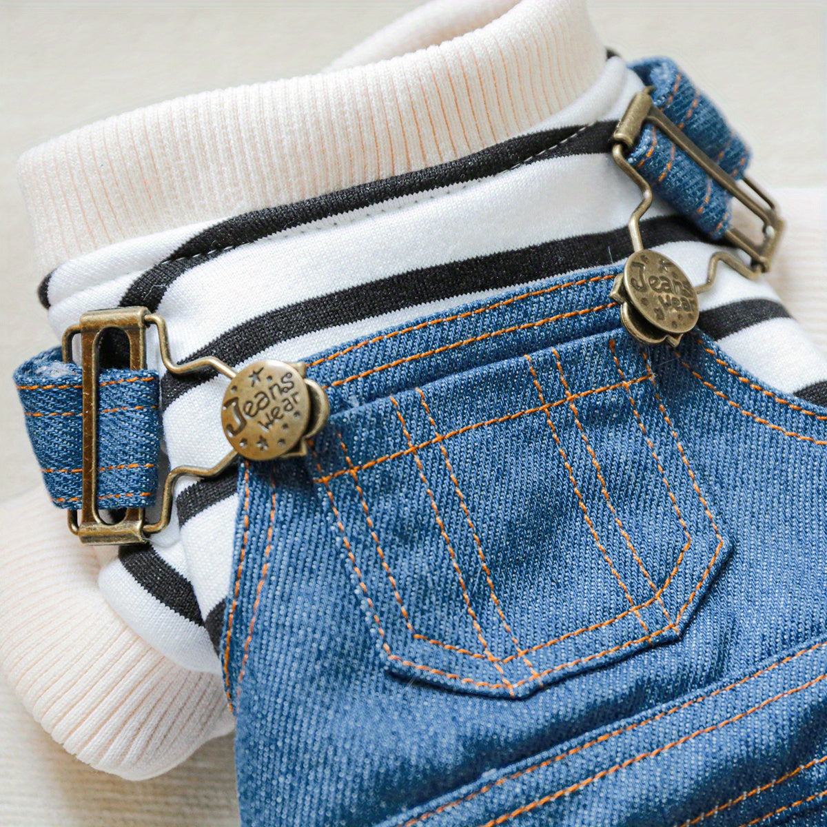 Рубашка в полоску из денима для мелких пород, таких как померанцы и йорки, с удобной кнопочной застежкой. Идеально подходит для всех сезонов.