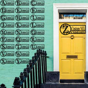 Oq metall misdan yasalgan eshik belgisi, oilaviy nom bilan, ichki va tashqi foydalanish uchun