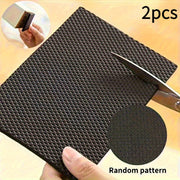 Yerlaringizni himoya qiling va shovqinni kamaytiring, bu ikki o'z-o'zidan yopishadigan sirpanmaydigan mebel padlari bilan. Polirovka qilingan metall yuzasi va vinil materialdan tayyorlangan bu padlar stul, divan va skameyka oyoqlari uchun mukammaldir.