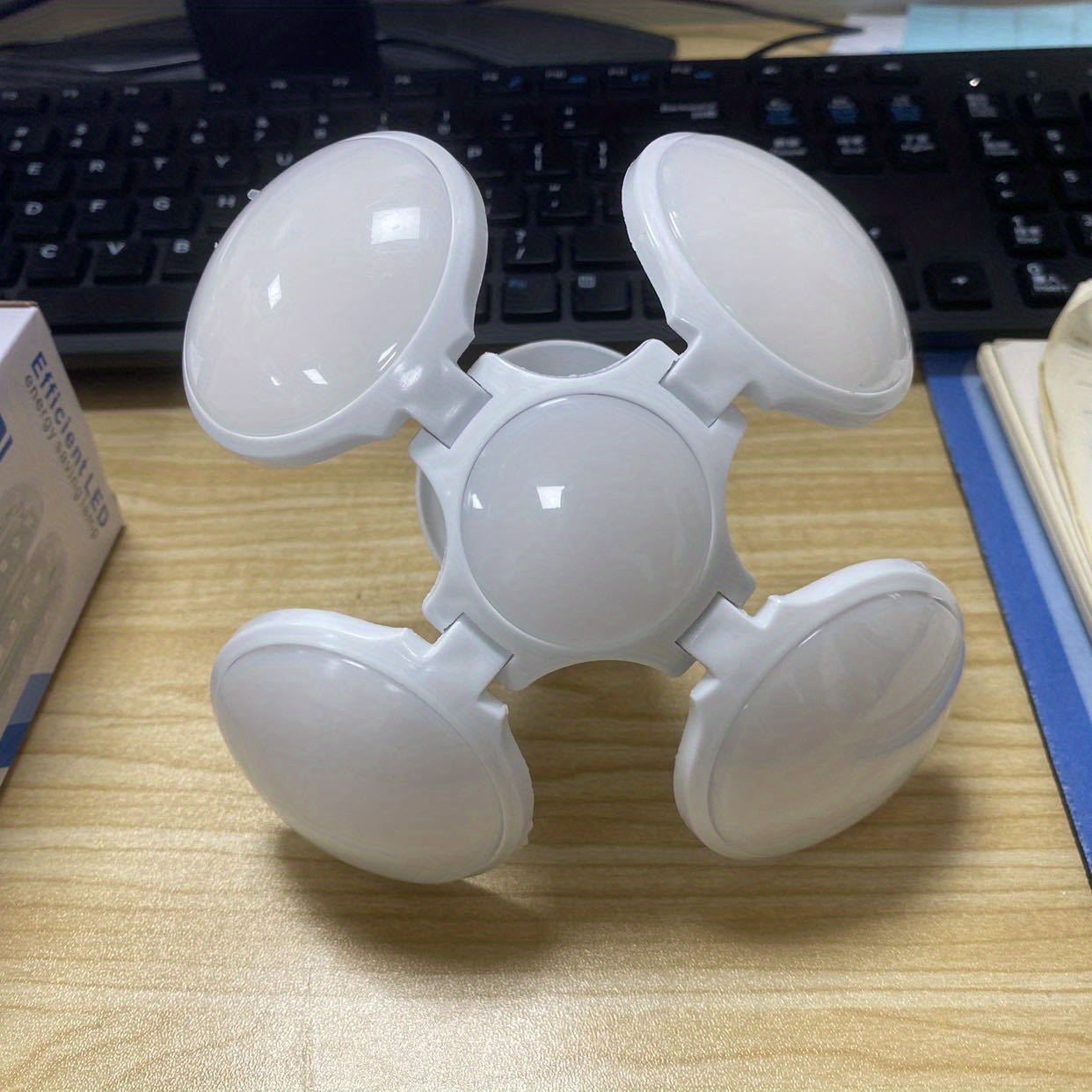 Luz de garaje LED con diseño de aspas de ventilador, ultra brillante, cobertura de 360°, cableado fijo, blanca