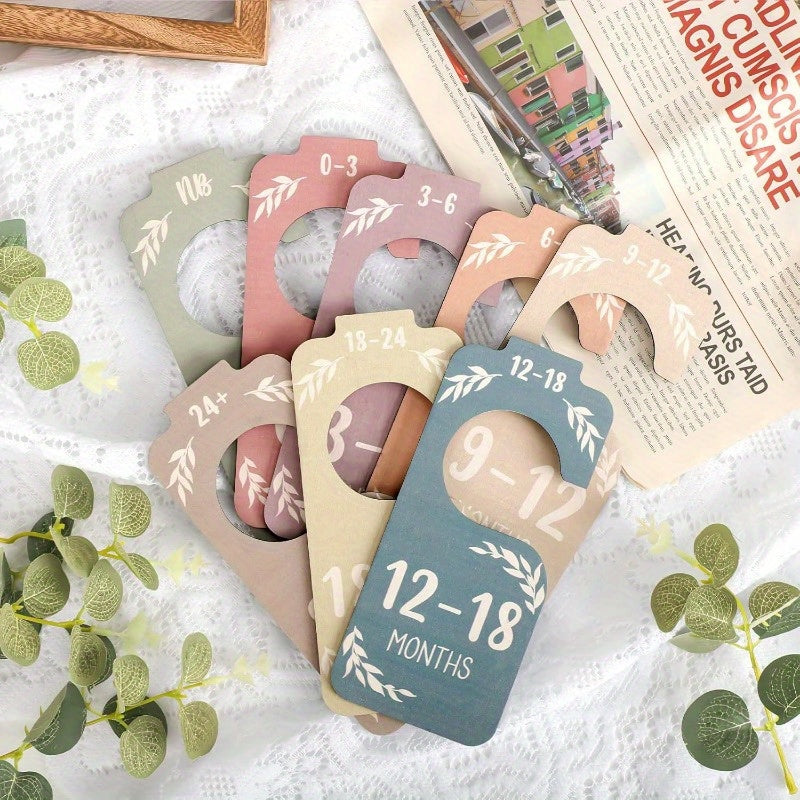 Bolalar kiyimlarini tartibga solish uchun yog'och shkaf bo'laklari, yangi ota-onalar uchun mukammal.