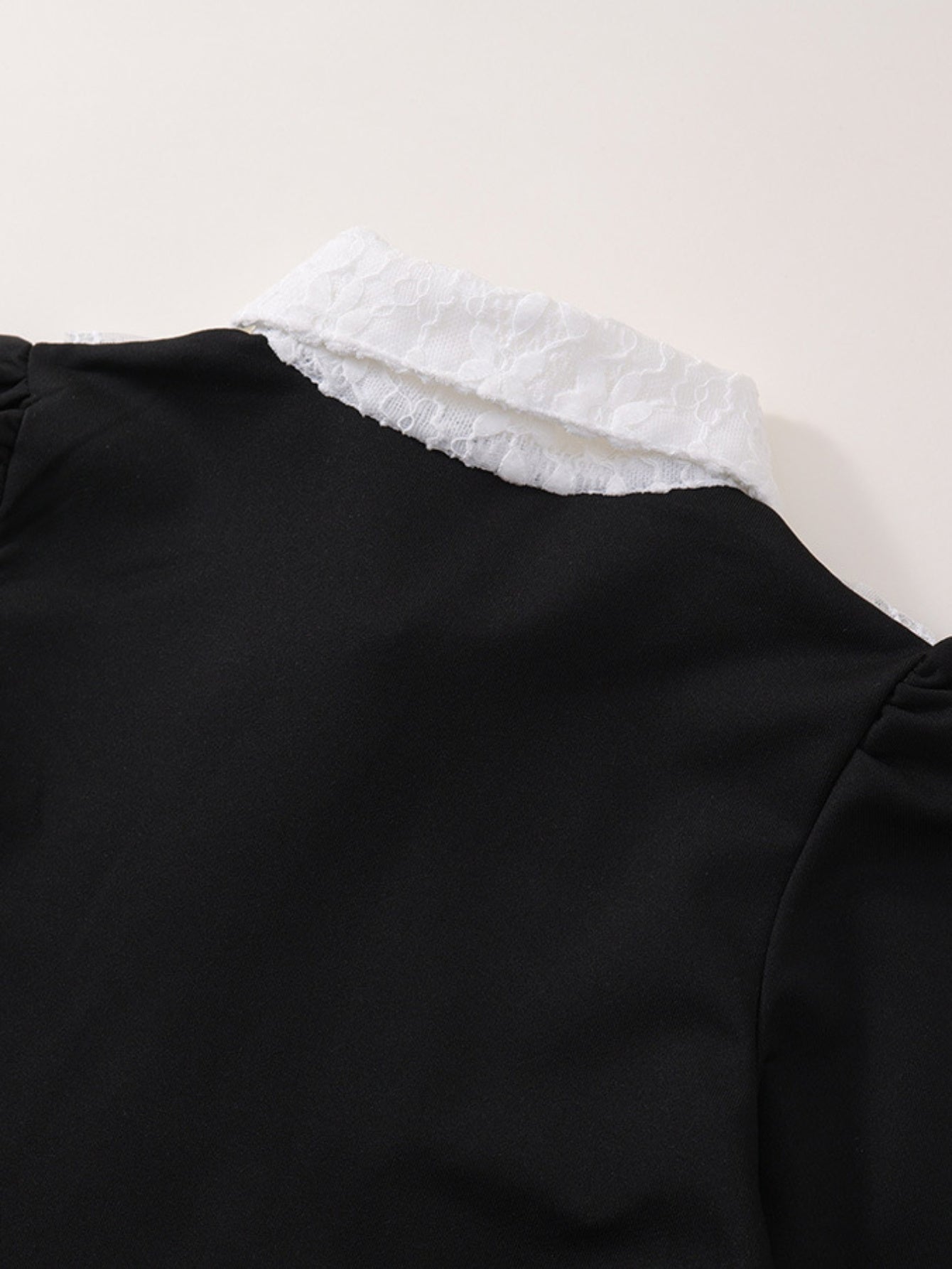 Qizlar uchun uzun yengli va dantel kamari bilan bezatilgan, vintage uslubidagi shohzoda ko'ylagi, kuz/qish uchun ideal, polyesterdan tayyorlangan.