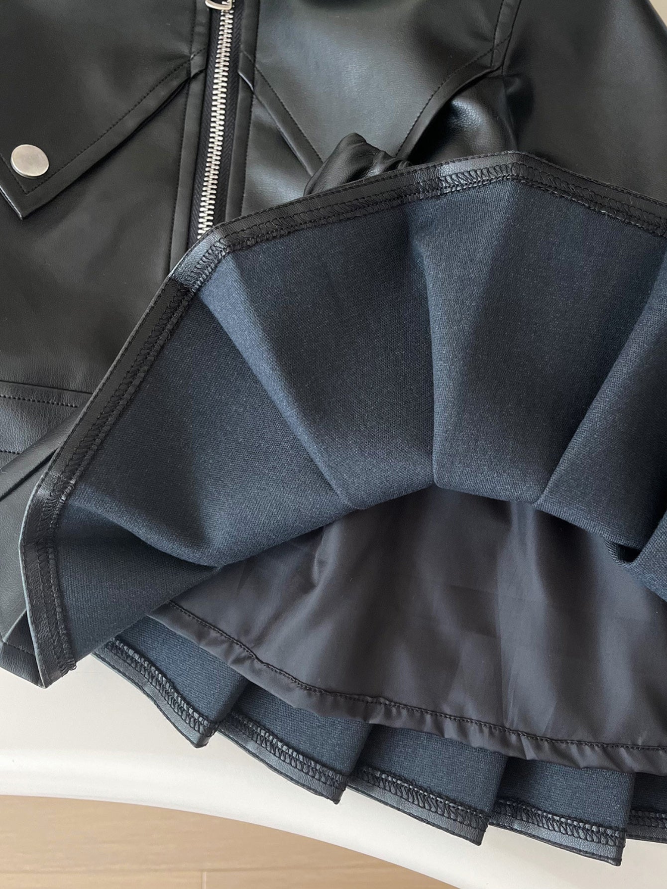 Детский комплект: кожаная куртка и плиссенная юбка для девочек на весну и осень, однотонный цвет, без растяжения, тканый материал