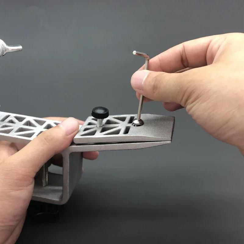 Не нужно электричества с этим профессиональным набором для заточки ножей, который включает фиксированный кронштейн, конструкцию из цинкового сплава, точильный камень и ручной инструмент для заточки домашних ножей.