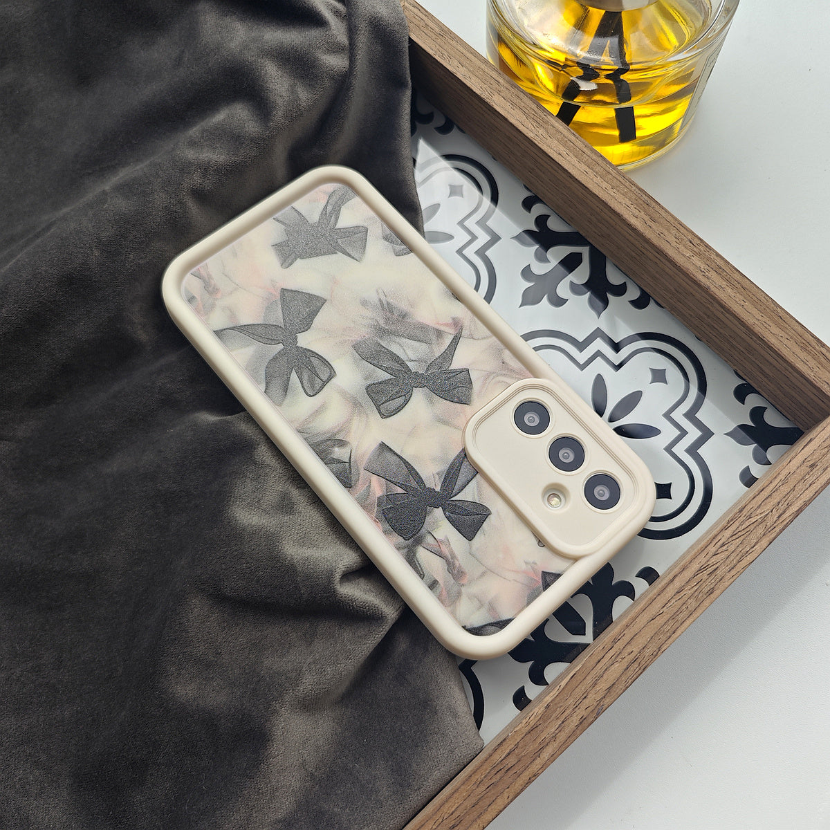 Прозрачный черный чехол-оболочка на весь экран для телефонов Samsung и iPhone.