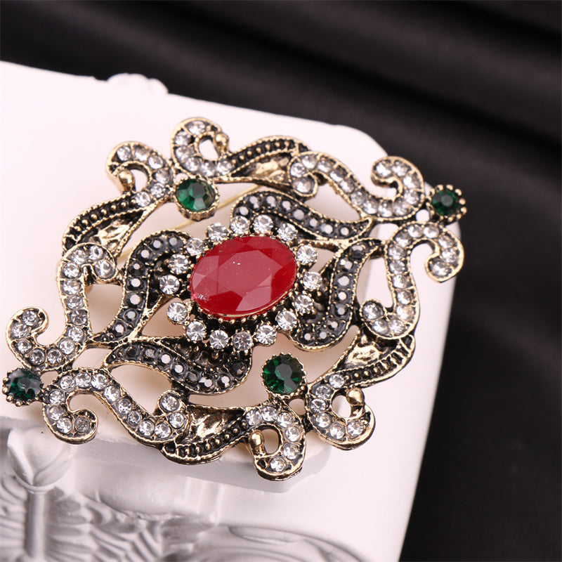 Vintage uslubidagi kristal brosh pin, rhinestone aksentlari va notekis gullar dizayni bilan - kiyimlar va sviterlar uchun mukammal