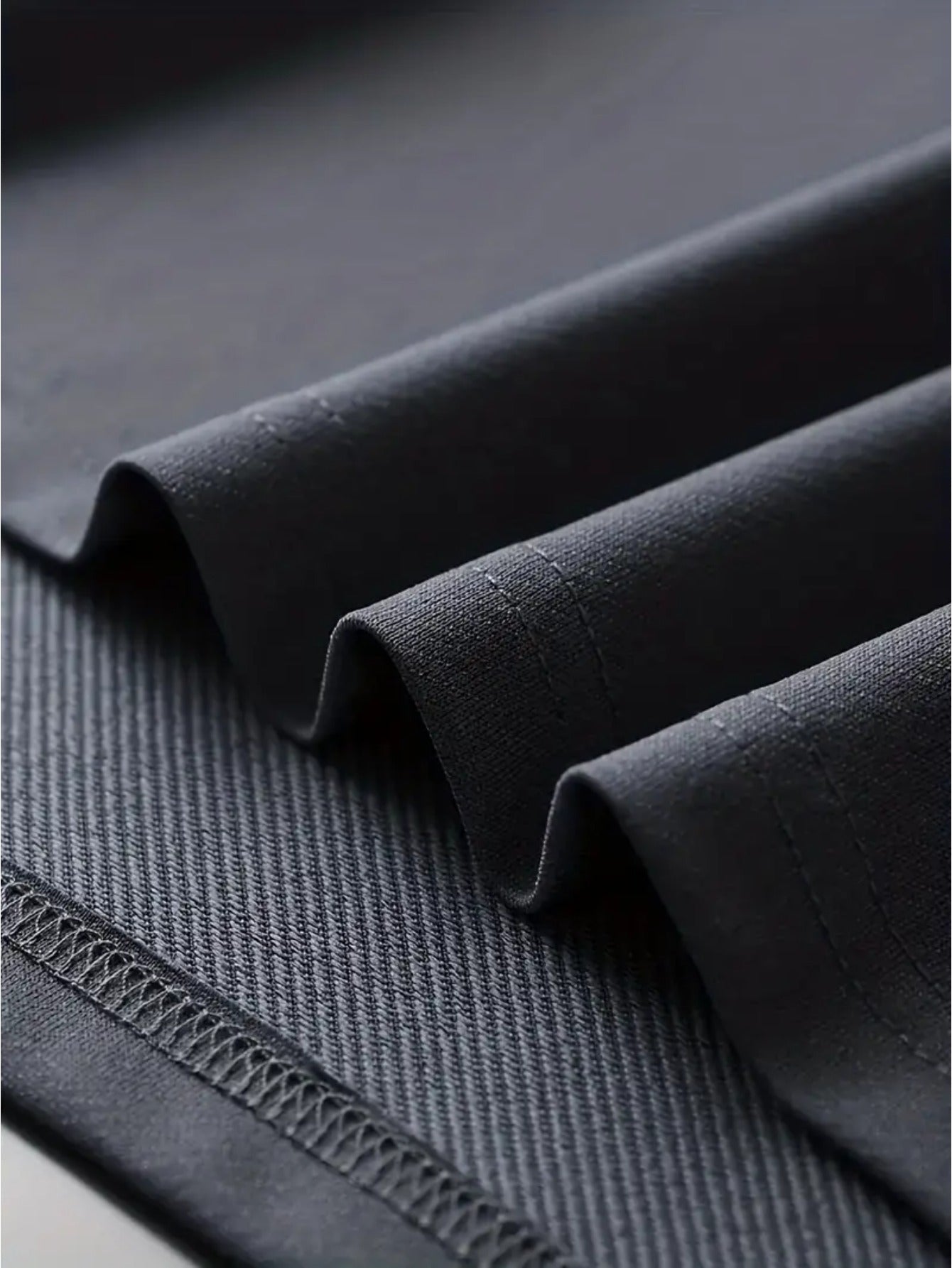 Erkaklar uchun tasodifiy krujka bo'yinli T-ko'ylak, 100% polyester to'qilgan matodan tayyorlangan. Ozgina cho'zilishi, qisqa yenglari bor va kattalar uchun zamonaviy va ko'p maqsadli.