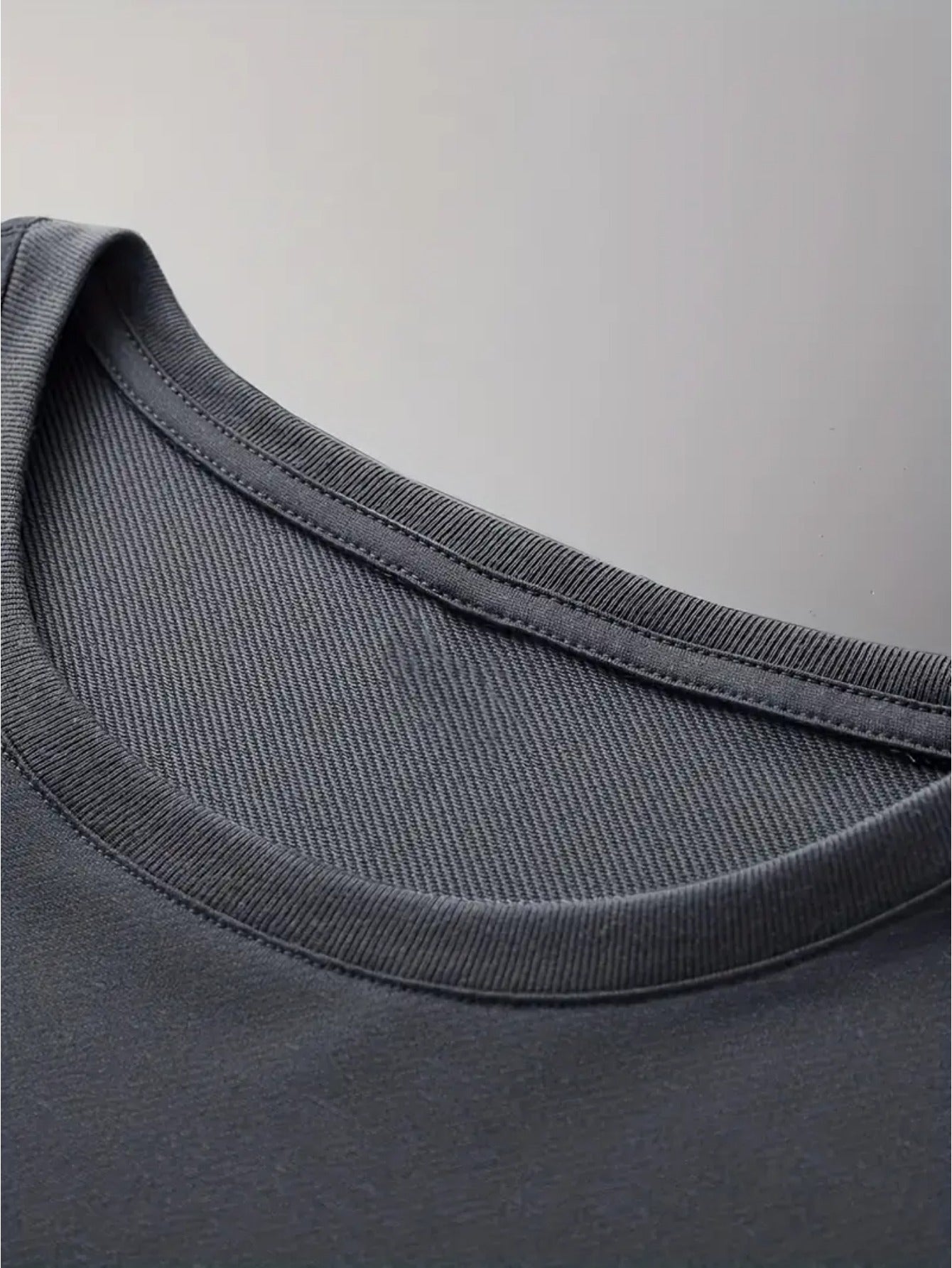 Erkaklar uchun tasodifiy krujka bo'yinli T-ko'ylak, 100% polyester to'qilgan matodan tayyorlangan. Ozgina cho'zilishi, qisqa yenglari bor va kattalar uchun zamonaviy va ko'p maqsadli.