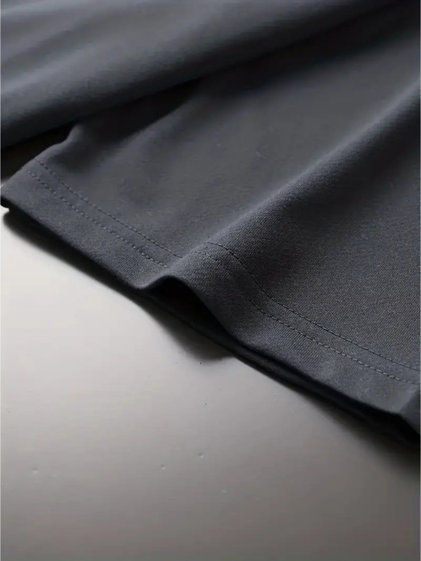 Erkaklar uchun tasodifiy krujka bo'yinli T-ko'ylak, 100% polyester to'qilgan matodan tayyorlangan. Ozgina cho'zilishi, qisqa yenglari bor va kattalar uchun zamonaviy va ko'p maqsadli.