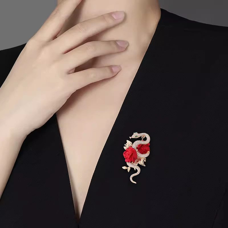 Zamonaviy Atirgul va Ilon Emal Brosh Pin - Abadiy Koreyscha Ilhomlangan Dizayn, Har ikki jins uchun Yorqin Kristal Tafsilot