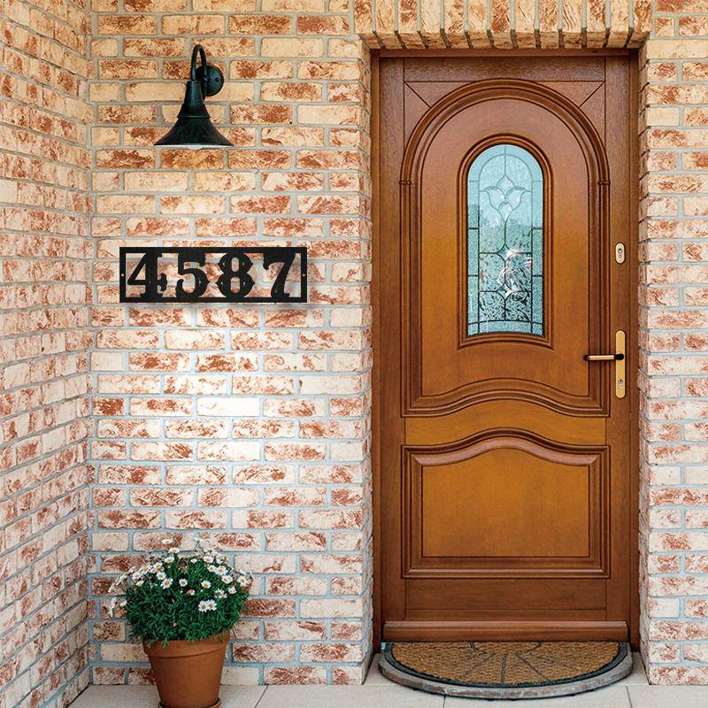 Maxsus metall uy raqami belgisi, shaxsiylashtirilgan ism va manzil plakati, qora devor dekoratsiyasi