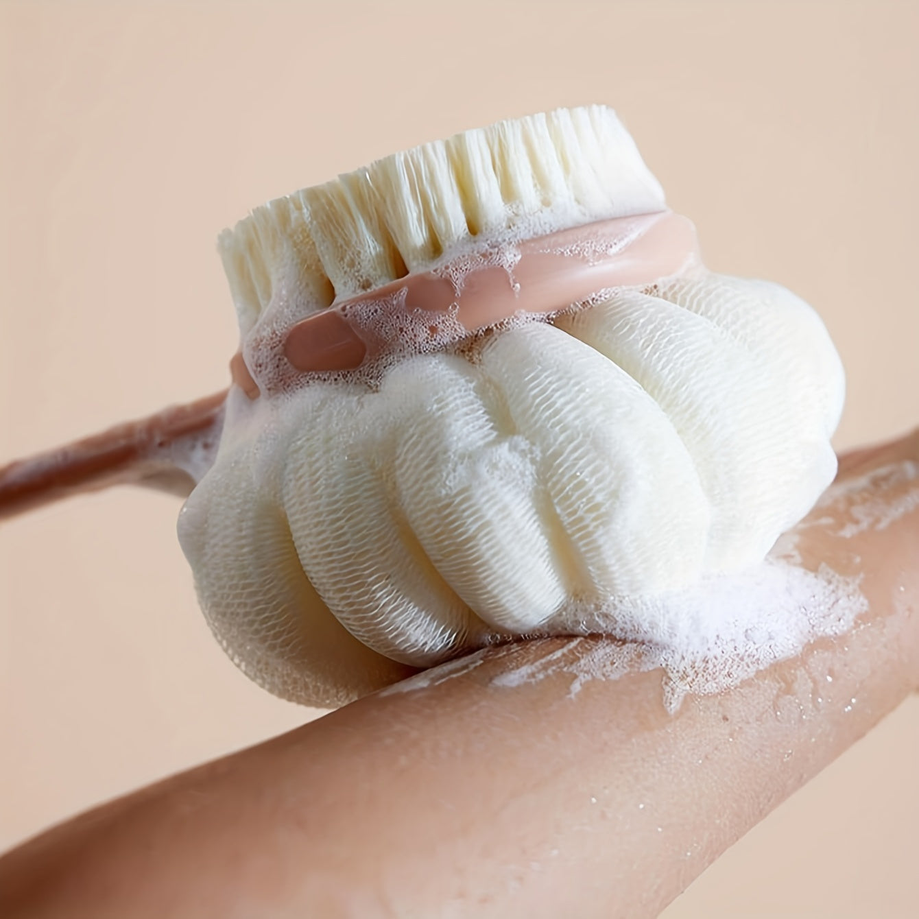 Ko'p maqsadli dush cho'tkasi to'plami, erkaklar va ayollar uchun uzaytirilgan tutqichlar bilan - orqa qichish uchun gubka, massaj qiluvchi cho'tkalar va lufani o'z ichiga oladi - hammom uchun zaruriy buyumlar