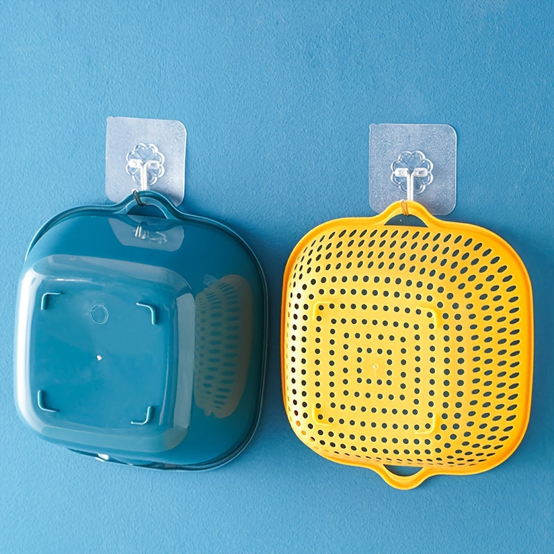 Шесть кухонных фильтров для воды и набор из восьми пластиковых корзин для капель для фруктов и овощей