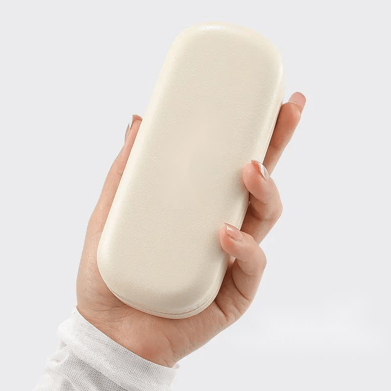 Disneyning Stitch va Angel juftligi tasvirlangan premium krem faux teridan yasalgan ko'zoynaklar uchun ko'zoynak qutisi. Myopiya uchun portativ saqlash qutisi faux teri materialidan.