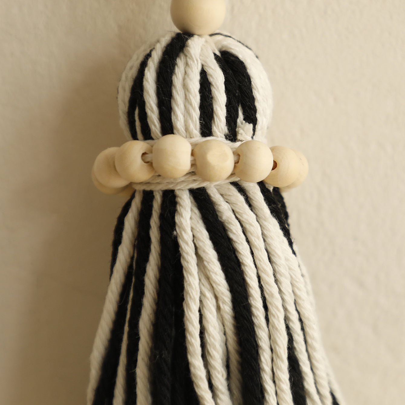 Богемная деревянная штора-лента с черно-белым полосатым кисточкой для спальни и гостиной