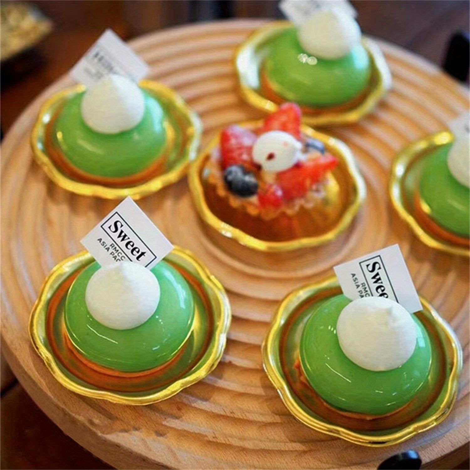 Set of 20 Elegant Golden Petal-Shaped Plastic Dessert Plates for Parties