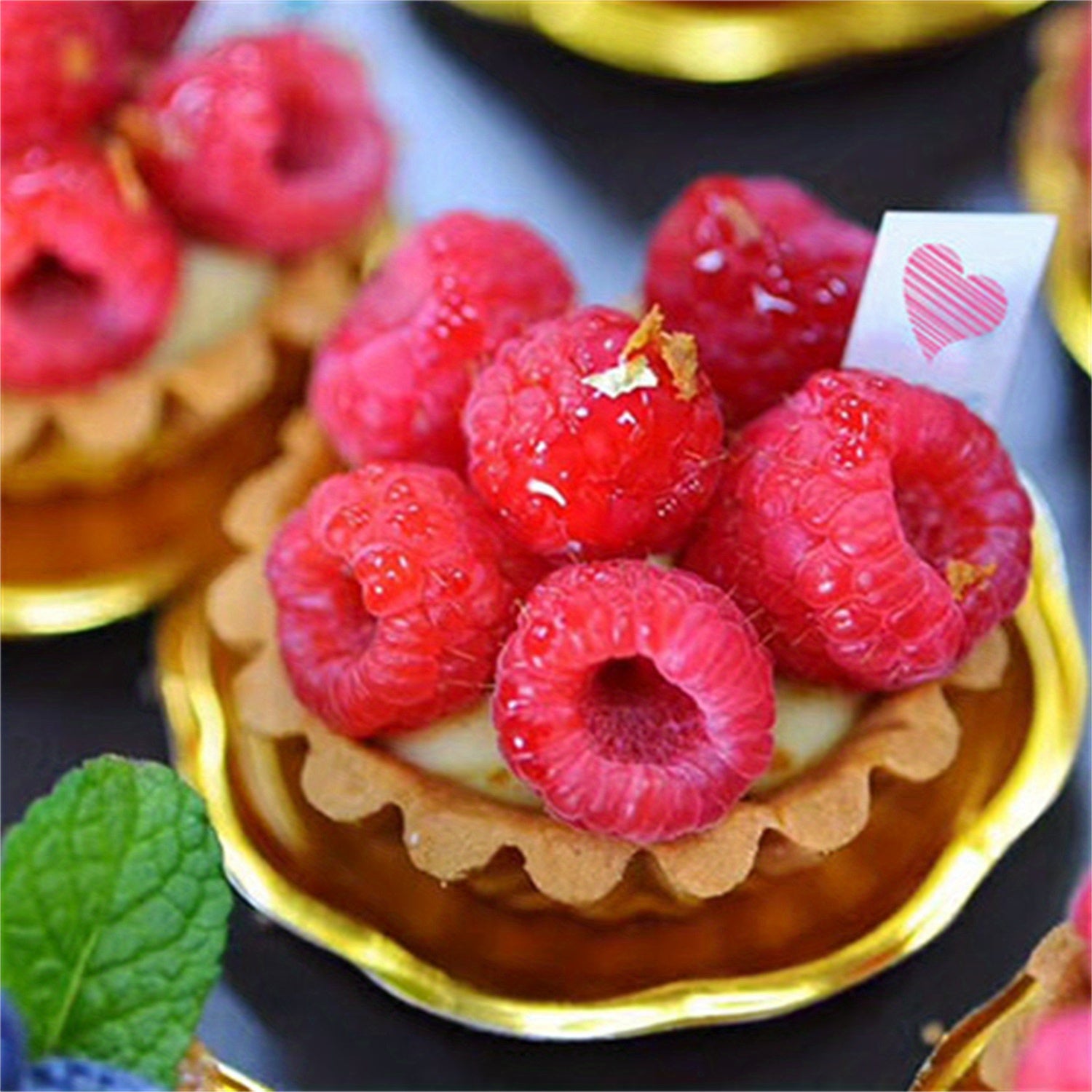 Set of 20 Elegant Golden Petal-Shaped Plastic Dessert Plates for Parties