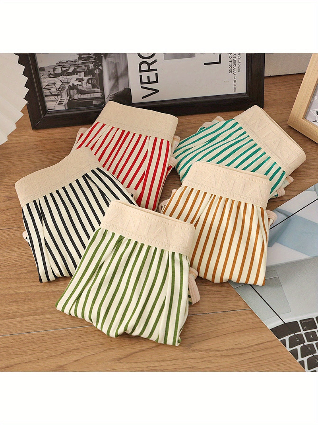 Erkaklar uchun paxta chiziqli boxer shortlari, qulay va nafas oladigan, keng kesimda, yugurish uchun ideal.